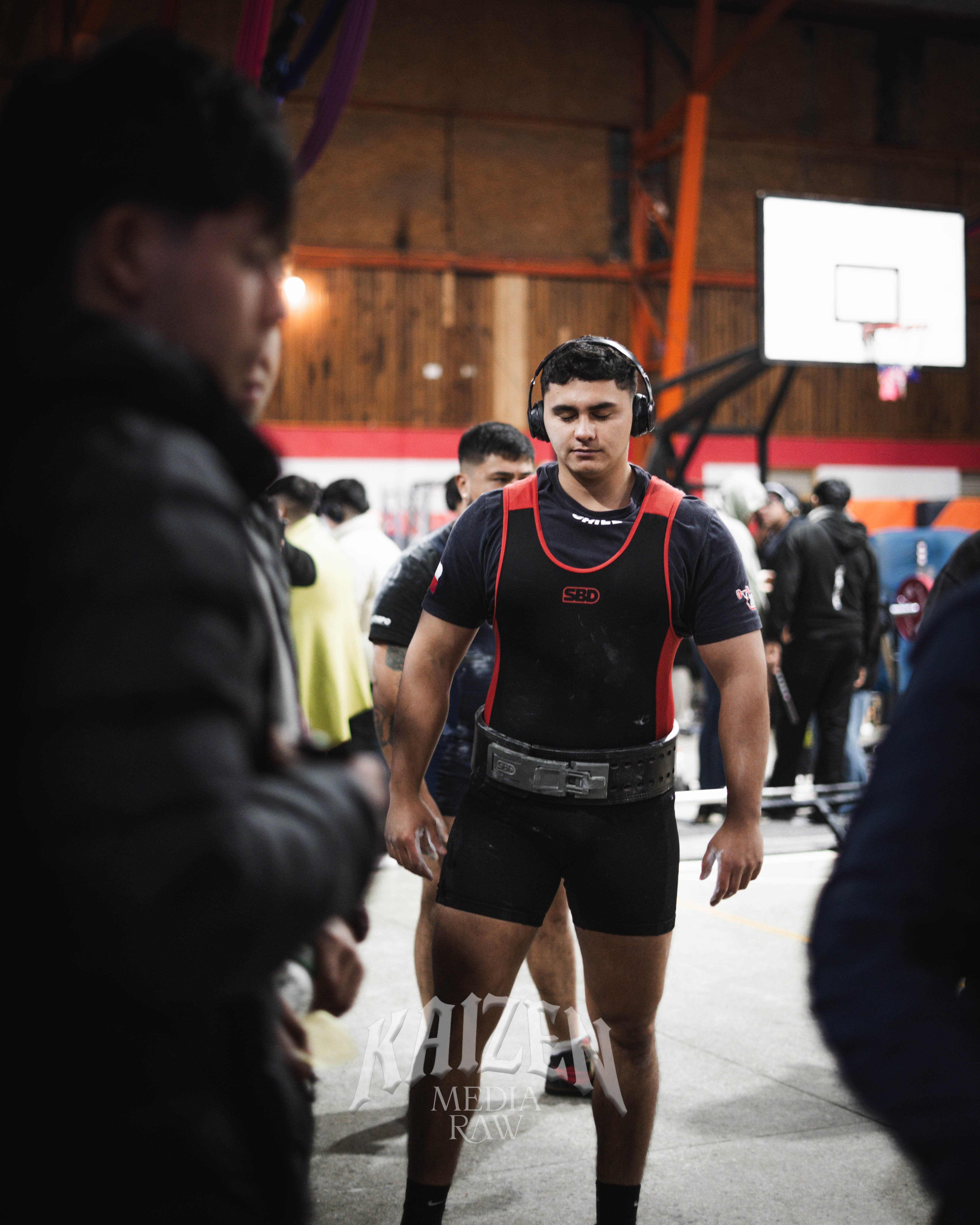 Coche clásico de color oscuro en un entorno urbano